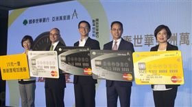 國泰金控少主蔡宗翰為接班暖身，親自出馬搶下台塑、長榮航空等聯名卡，就算賠了裡子，也要贏面子，挑戰中國信託二十多年的信用卡王寶座。