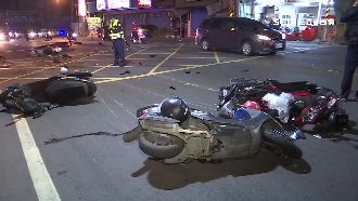 騎士逆向撞休旅車　摔機車陣1死4傷