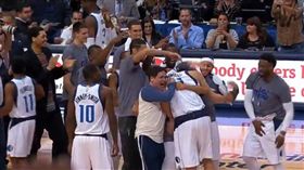 Mark Cuban與Dirk Nowitzki（圖／翻攝自YouTube）