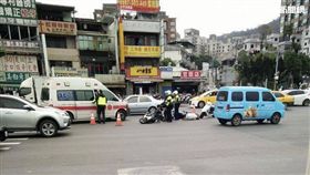 柯男載友闖紅燈違規遇警攔查心虛逃逸，卻因迴轉過猛失控自摔，警方不費吹灰之力逮人（翻攝畫面）