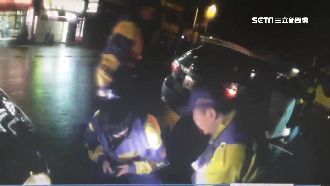 毒蟲見警心虛逃逸　撞進超商騎樓遭逮