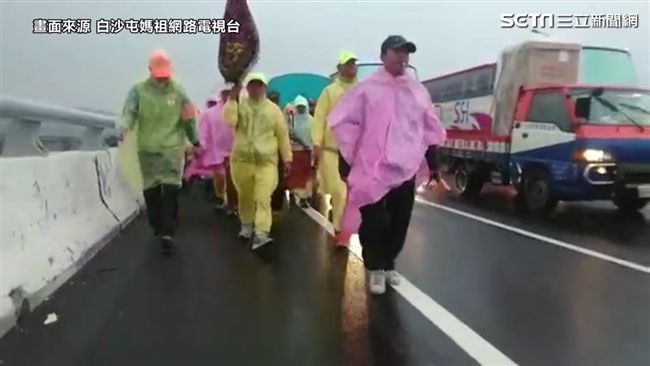 信徒無畏風雨！白沙屯媽祖賜力量勇氣