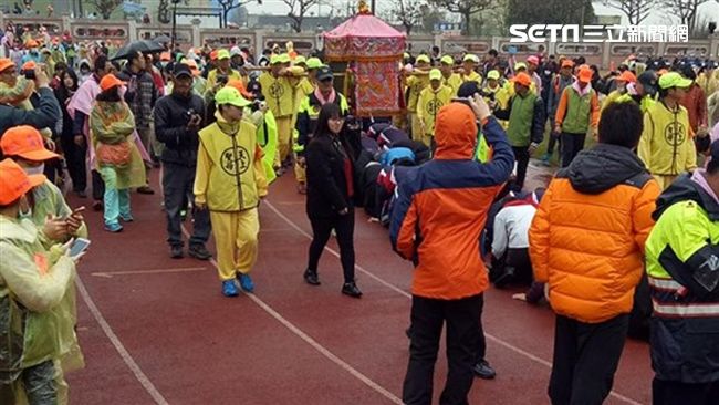 白沙屯媽祖再進校園　師生跪操場迎駕