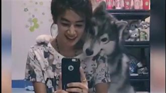 月月根本網美　躲主人後面自拍超專業