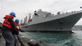 這是磐石軍艦首停靠基隆港，8和9日兩天將開放民眾參觀。海軍106年度敦睦遠航訓練支隊3艘軍艦6日上午7時在海軍基隆基地勤務中隊拖駁艇協助下，順利停靠基隆東4、東5碼頭。（圖／中央社）