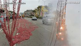 紅地毯與鞭炮串。
（圖／翻攝annie liu Youtube)