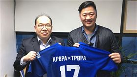 中韓職工會代表合影（圖／中職球員工會提供）