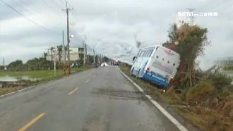 校車疑壓「爛泥」打滑　衝進路旁水溝