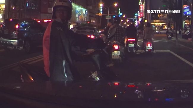 便衣警擋車抓毒蟲　嫌犯誤認是假車禍