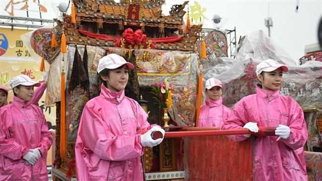 空姐扛轎遶境　媽祖欽點「仙女轎班」