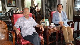 前副總統李元簇（左）8日凌晨在家中安詳過世，享壽94歲。民國104年8月親民黨主席宋楚瑜（右）為選總統，前往李宅訪問請益，是李元簇生前最後一次公開露面。（圖／中央社）