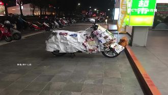 惡搞還報復？機車停騎樓遭「紙包」