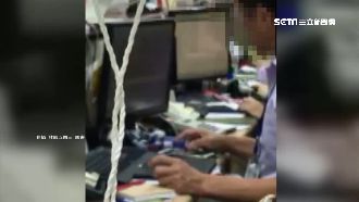 郵局行員滑手機　處理業務分心遭投訴