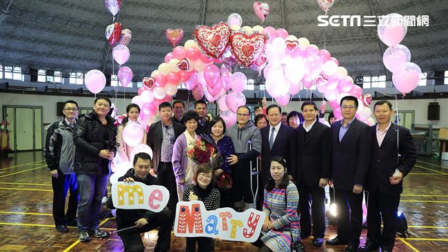 遺憾沒向妻求婚　陳國恩幫斷腿警圓夢