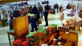 喝水吞下塑膠環 基隆港警急救援
杜姓男子7日下午到基隆準備搭郵輪出國，在旅客候船
大廳喝水時，不慎吞下瓶蓋內的塑膠環，一度休克，基
隆港警見狀立刻上前實施哈姆立克法施救，將杜男從鬼
門關拉回。
（翻攝畫面）
中央社記者王朝鈺傳真 106年3月8日