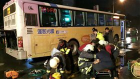 女研究生遭公車輾壓 送醫不治
1名24歲王姓女研究生8日行經宜蘭市校舍路時，遭1部
在轉彎中的國光客運輾壓，送醫不治，警方已展開調查
。
（宜蘭縣消防局提供）
中央社 106年3月8日