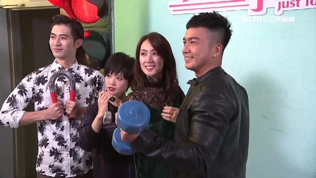 李沛旭當健身教練　慶功宴帶頭練深蹲