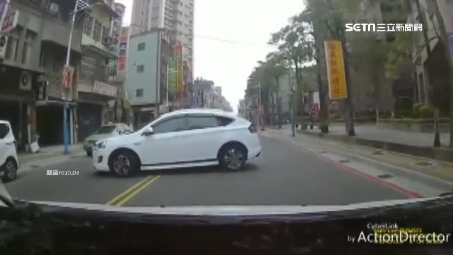 癲癇發作！轎車失控大迴轉撞路邊車