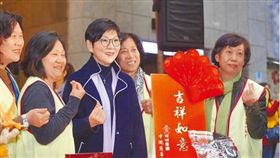 中視慈善愛心基金會董事長胡雪珠（左三）關懷獨居老人。（圖／翻攝自中視慈善愛心基金會官網）