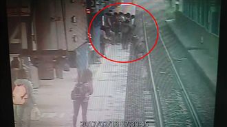 弱視爺摔落軌　5高中生奮力拯救他