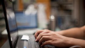 臉書、打字、上網（圖／攝影者chia ying Yang,Flickr CC License／網址http://bit.ly/2kkVL1X）