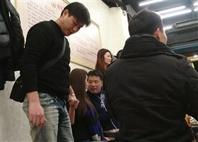 邱惠美夜伴14男吃薑母鴨，赫見憲兵上校在列。（圖／鏡傳媒提供）