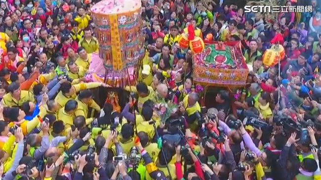 白沙屯媽祖換轎　信徒迎駕場面壯觀