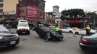 都是燒酒雞害的？男撞小黃翻車拒就醫