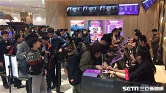 台中秀泰電影99元　民眾擠爆搶好康