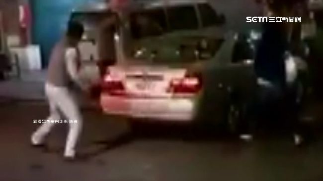 兄弟疑財務糾紛　糾眾砸大哥乾女兒車