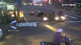 鑽車撞全倒1200