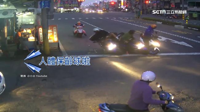 硬鑽車害全倒　路人笑「人體保齡球」