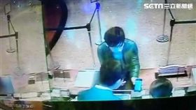 南港小模姦殺案主嫌程宇下榻長榮桂冠酒店時盜刷死者的VISA金融卡（翻攝畫面）