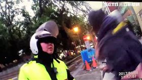 郭男騎車未戴安全帽遭警攔查，一旁尤姓友人對警辱罵三字經遭壓制，郭男拉扯警員亦遭法辦（翻攝畫面）