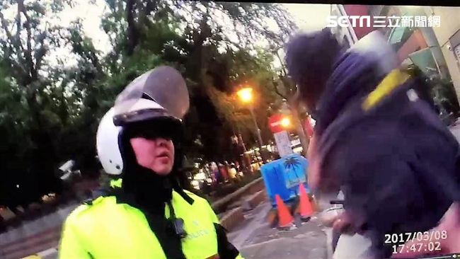 警局前違規遭攔　惡男朝警怒飆髒話