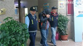 唐姓爵士鼓老師遭警盤查，先搜出K他命辯稱清潔劑，再起獲一粒眠謊稱是鼻炎藥，但數量之大令警方懷疑他販毒（翻攝畫面）