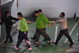 W飯店小模命案  土豪哥朱家龍出庭
W飯店小模案10日在台北地方法院開庭，涉嫌人土豪哥朱家龍（中）等，一早從台北看守所搭囚車抵達法院。／中央社