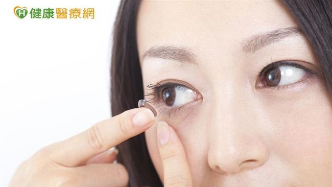 戴隱形眼鏡好乾澀？醫師曝挑選5重點