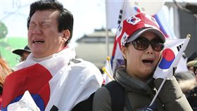 朴槿惠彈劾案確定，支持者崩潰／（圖／美聯社／達志影像）