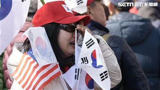 挺朴民眾抱記者大哭：朴槿惠沒有罪！