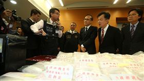 台北地檢署指揮調查局，2日在高雄關破獲一級毒品古柯鹼218.45公斤，市值約新台幣20億元，行政院長林全（圖）、法務部長邱太三5日出席記者會，並表揚有功人員、宣示反毒決心。／中央社