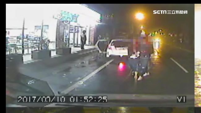 無視憲兵隊在旁！2派街頭槍戰還直播