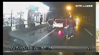 無視憲兵隊在旁！2派街頭槍戰還直播