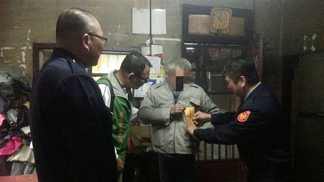 拾荒阿嬤遭撞命危　暖警人工呼吸搶命