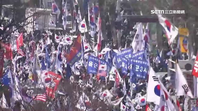 挺、倒朴市民上街　韓警方最高級戒備