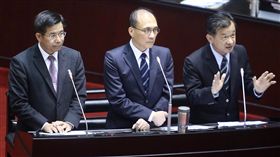 法務部長邱太三（右）10日在立法院表示，共諜案相關
具體狀況，要由台灣台北地方法院檢察署說明；至於這
時釋出消息，是否與國家保防工作法草案有關？他說，
沒有關係啦，不要想太多。中為行政院長林全，左為教
育部長潘文忠。
中央社記者吳翊寧攝  106年3月10日