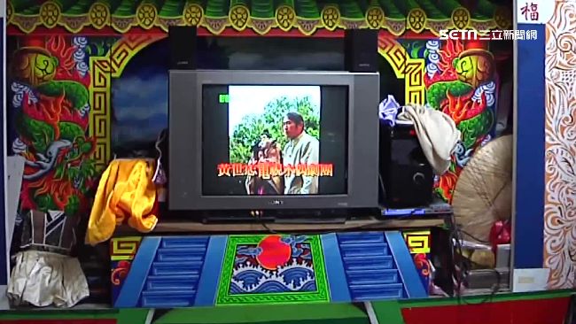 布袋戲台不演戲　改用電視播放DVD