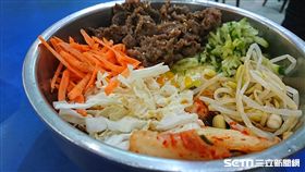 韓式泡菜燒肉拌飯（記者翁堃泰攝影）