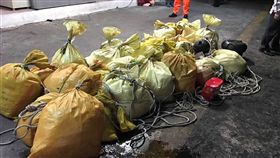 海巡史上查獲最大宗毒品 市價4億（1）
台東籍「世○號」等2艘膠筏日前航跡異常，警巡等單
位發現後監控，9日晚間在宜灣外海攔截，並在膠筏上
查獲疑似毒品愷他命重約846公斤，市價高達新台幣4億
多元，為海巡署史上查獲最大宗毒品。
中央社