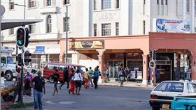 辛巴威
圖翻攝自每日郵報
http://www.dailymail.co.uk/news/article-4268780/Male-teacher-raped-sperm-bandits-Zimbabwe.html